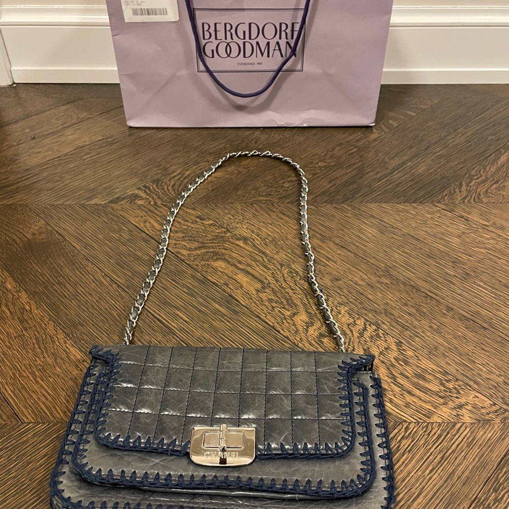 CHANEL Navy quilted bag